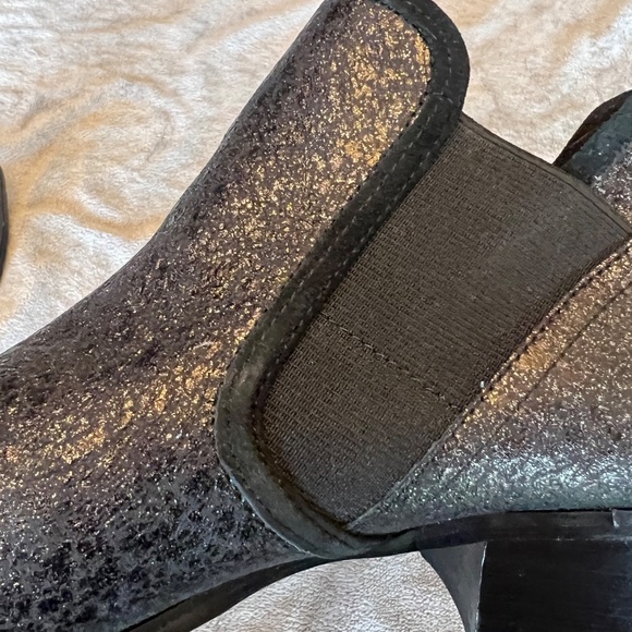 Donald J. Pliner Darla Black Metallic Silver Leather Chelsea Ankle Boot, Size 8 - Picture 9 of 9